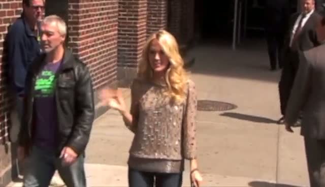 Carrie Underwood Smiles And Waves Before David Letterman Show