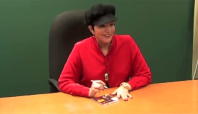 Liza Minnelli Signs 'New' Live CD At Barnes And Noble