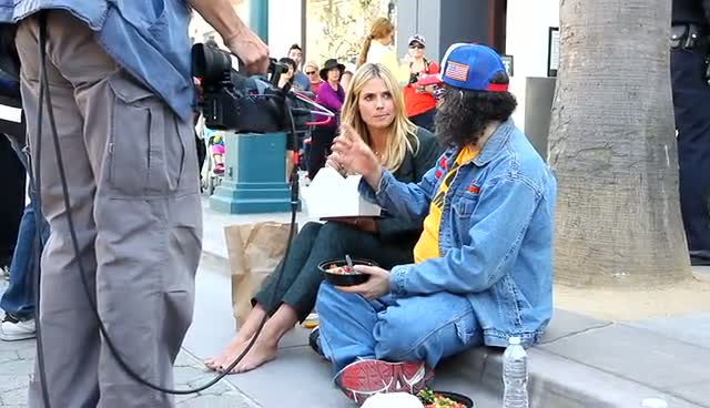 Heidi Klum Takes A Well-Earned Lunch Break With Judah Friedlander in Santa Monica