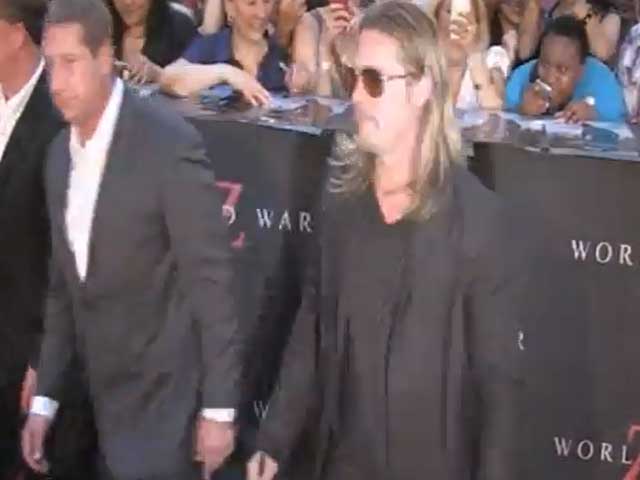 Brad Pitt Seems To Break A Record For Most Autographs At 'World War Z' NY Premiere - Part 1
