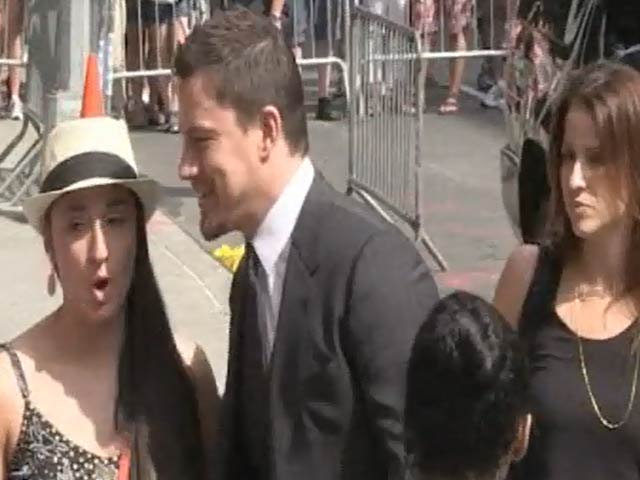 Channing Tatum Poses With Some Lucky Fans As He Leaves 'Letterman'