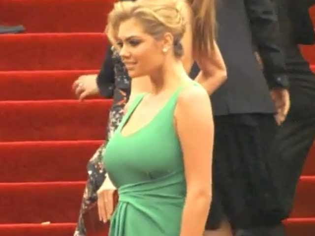 Kate Upton Looks Glam In Green At The Met Costume Gala 2013