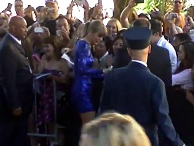 Taylor Swift Dons a Striking Blue Number As She Signs For Fans Outside The 2013 Billboard Music Awards