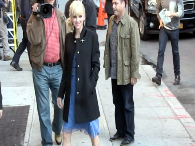Anna Faris Waves At Photographers On Arriving At 'Letterman'