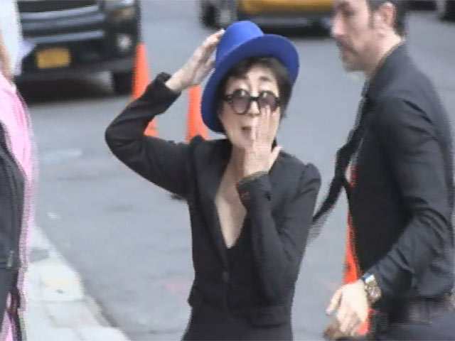 Yoko Ono Blows A Kiss To Paparazzi Outside 'Letterman'