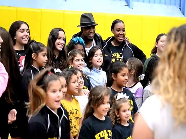 Ne-Yo Poses With Children Of Miami's Boys And Girls Clubs During Tour Visit - Part 4