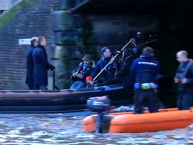 Daniel Craig And Rory Kinnear Speed Under Thames Bridge In 'Spectre' Filming - Part 7