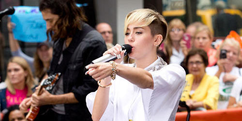 Miley Cyrus Performs