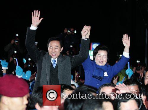 South Korean President Elect Lee Myung-bak(l) With His Wife Kim Youn-ok (r) Wave To Supporters Outside Grand National Party Office In Seoul 1