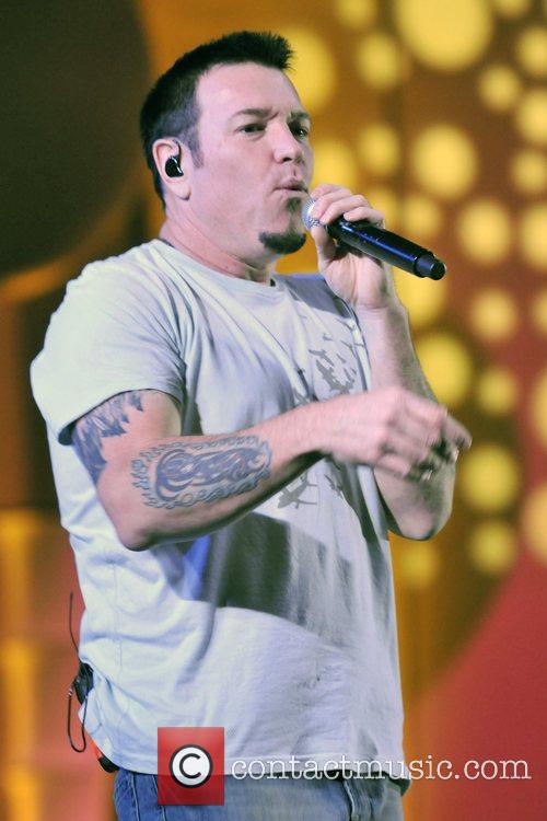 Smash Mouth Singer Chris Harwell Challenges Festival Audience To Fight In On-Stage Meltdown