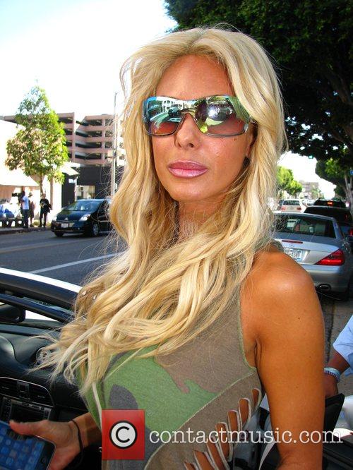 Shauna Sand - out on Robertson Boulevard | 3 Pictures | Contactmusic.com