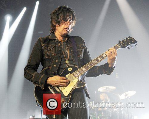 Dean Deleo and Stone Temple Pilots 1