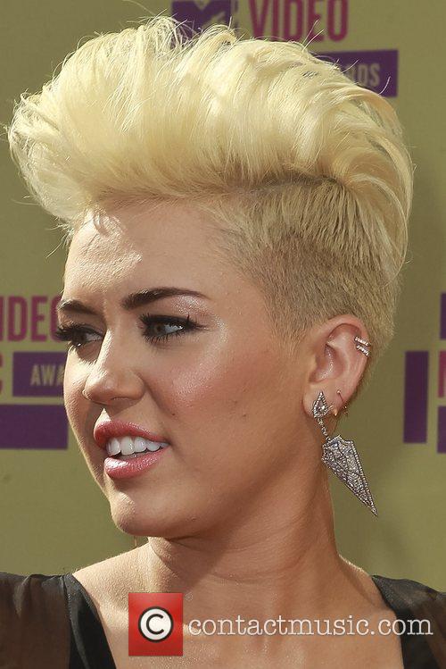 Miley Cyrus Shows Off Her Short Hair at MTV Video Music Awards |  YouPlusStyle