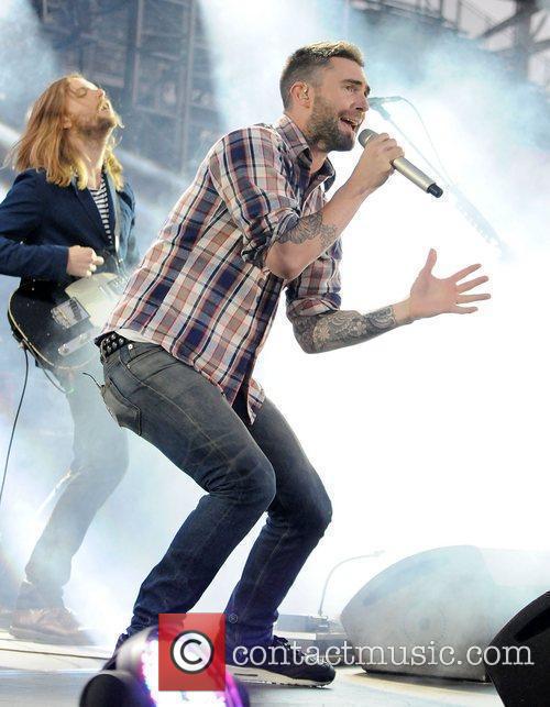 Maroon 5 Performing