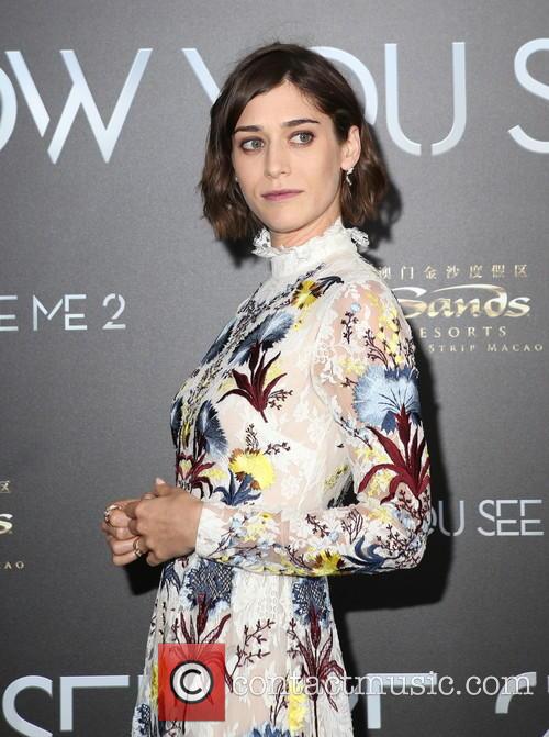 Lizzy Caplan 