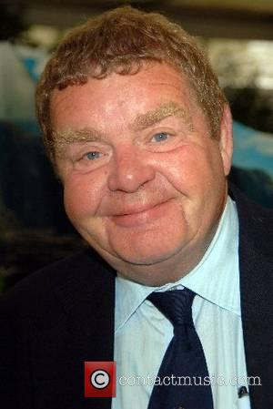 Geoffrey Hughes Dies