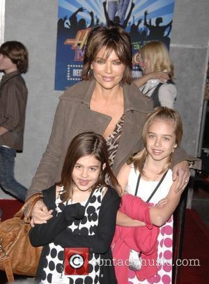 Lisa Rinna Film premiere Walt Disney Pictures ’Hannah Montana and Miley Cyrus: Best Of Both Worlds Concert 3D' - Arrivals...