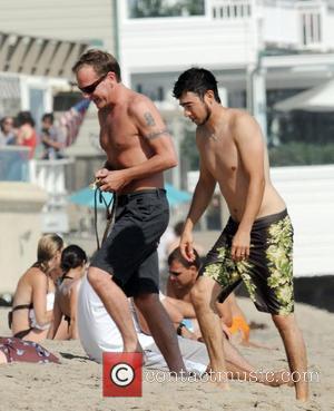 Kiefer Sutherland walks his dog with a friend on Malibu beach Los Angeles, California - 31.08.08