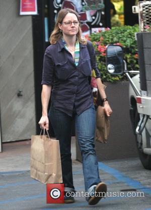 Jodie Foster grabs a drink at Starbucks before grocery shopping in Bel Air Los Angeles, California - 06.12.08