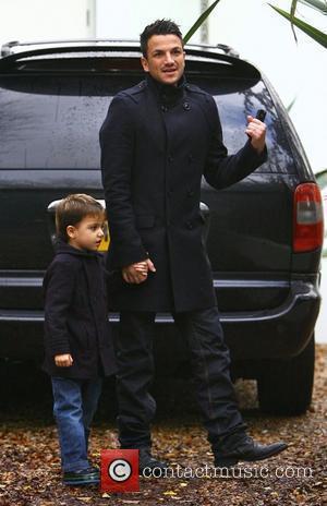 Peter Andre returns home with his son Junior Brighton, England - 22.11.09