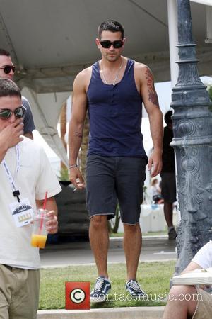Jesse Metcalfe Seen smoking a cigarette while at the 2010 Coachella Valley Music and Arts Festival - Day 2 Indio,...