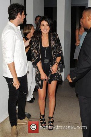 Shenae Grimes Injures Knee