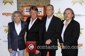 Status Quo Bassist Loses Feeling In Thumb From Allergic Reaction