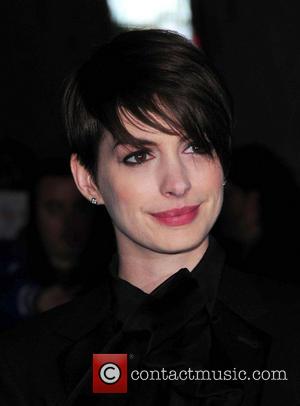 No Winning Esctasy For Anne Hathaway After Critic's Choice Awards Drop An E From Her Name