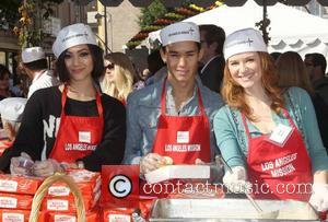 Booboo & Fivel Stewart, Sarah Drew,  at the Los Angeles Mission's Thanksgiving for skid row homeless at the Los...