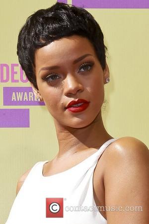 Rihanna And Chris Brown Share Passionate Kiss At Vma Awards