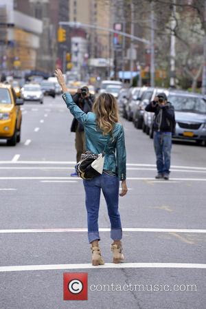 Sarah Jessica Parker - Sarah Jessica Parker provides the paparazzi with their own photoshoot while hailing a cab in New...