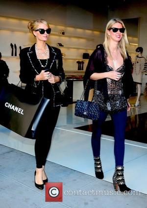 Paris Hilton and Nicky Hilton - Paris and Nicky Hilton and their mother Kathy do some last minute Christmas Eve...