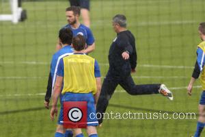 Jose Mourinho and Sam Worthington - José Mourinho trains the International team with Gordon Ramsey - London, United Kingdom -...