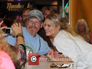 LeAnn Rimes - LeAnn Rimes and Lauren Alaina meet Fans at 2014 CMA Music Festival AT&T U-verse FAN FAIR -...