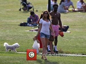 Lisa Snowdon and Adereti Monney - Lisa Snowdon and her boyfriend Adereti Monney enjoy a sunday afternoon at the park...