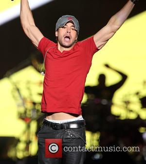 Enrique Iglesias - Enrique Iglesias and Pitbull perform live