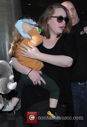 Adele and Angelo Konecki - Adele arrives at Los Angeles International (LAX) airport carrying her son Angelo - Los Angeles,...