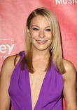 LeAnn Rimes Fails To Finish Concert Due To Jaw Popping Out Of Place