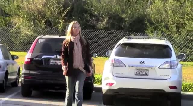 A Cheerful Lisa Kudrow Arrives At A Hair Salon