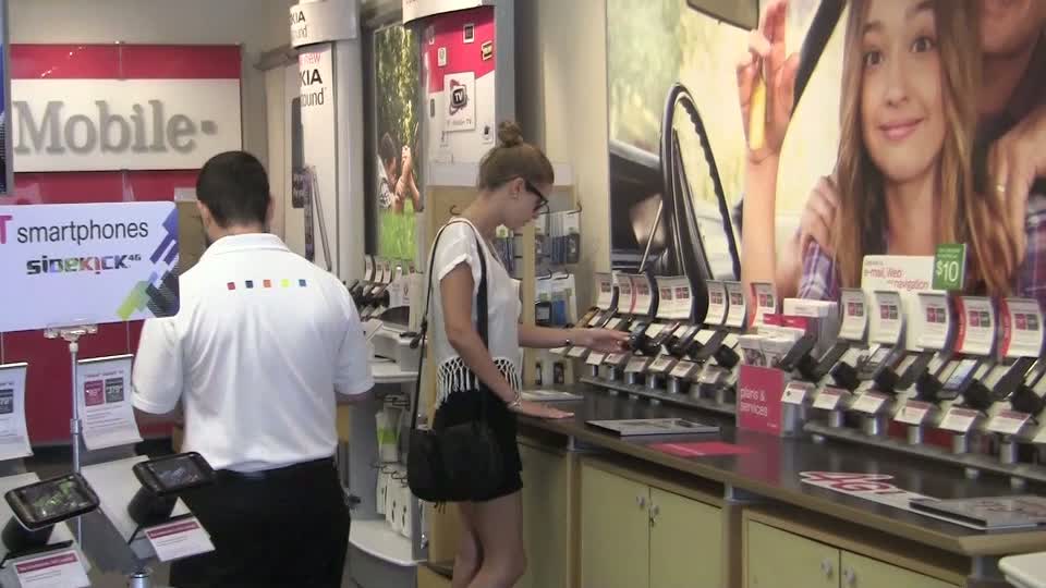 Nicky Hilton looking at mobile phones at a T-Mobile shop in Beverly Hills