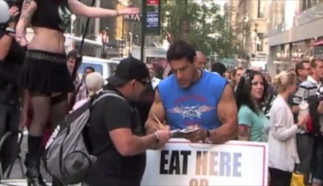 Lou Ferrigno Signs Autographs On Celebrity Apprentice