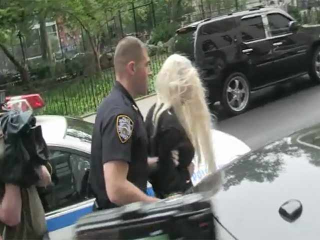 Amanda Bynes Dons Sweatpants And Blonde Wig As She Arrives At Court In NYPD Car