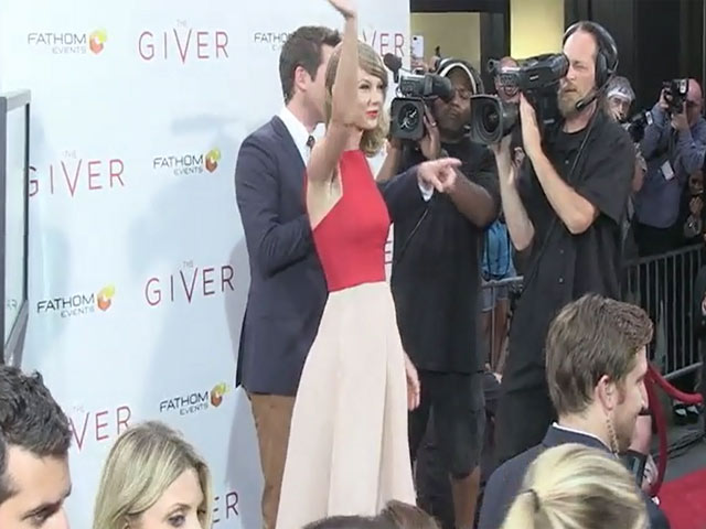 Taylor Swift Looks Radiant In Red At 'The Giver' NY Premiere - Part 4