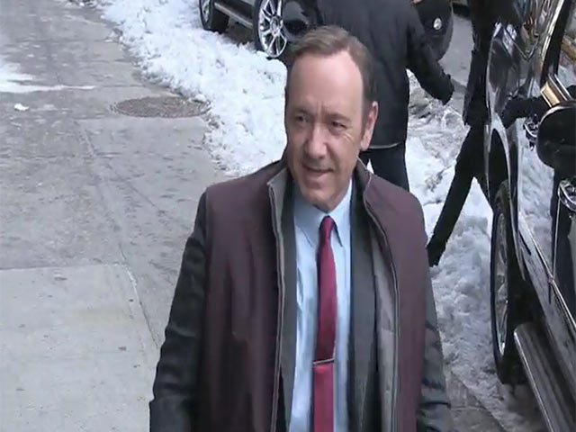 Kevin Spacey Greets Paparazzi On 'Letterman' Arrival