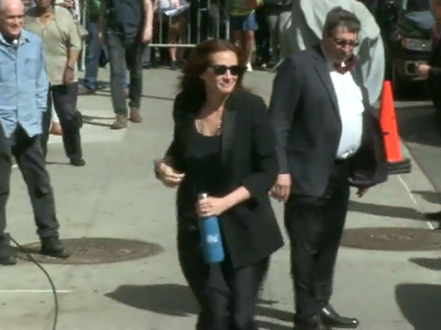 Julia Roberts Smiles At Fans On Arriving At 'Letterman'